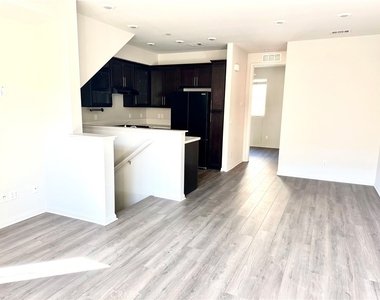 14121 W Oak Lane - Photo Thumbnail 7