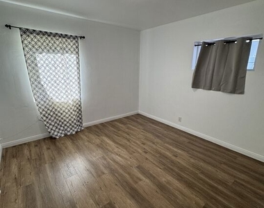 446 N California Street - Photo Thumbnail 16