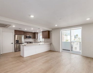 707 S Berendo Street - Photo Thumbnail 3