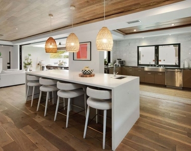 16957 Mooncrest Drive - Photo Thumbnail 10