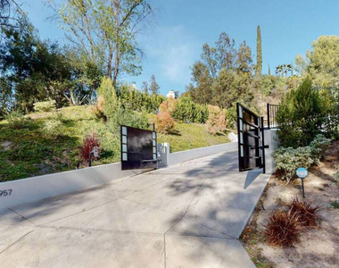 16957 Mooncrest Drive - Photo Thumbnail 4