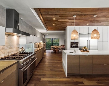 16957 Mooncrest Drive - Photo Thumbnail 9