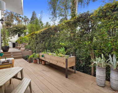 2065 Watsonia Terrace - Photo Thumbnail 28