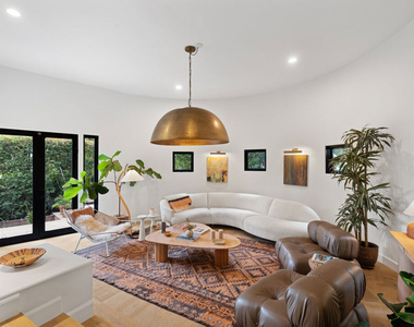 2065 Watsonia Terrace - Photo Thumbnail 2