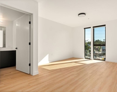 3004 W Sunset Boulevard - Photo Thumbnail 8