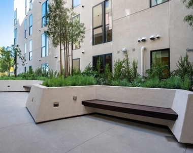 3004 W Sunset Boulevard - Photo Thumbnail 5