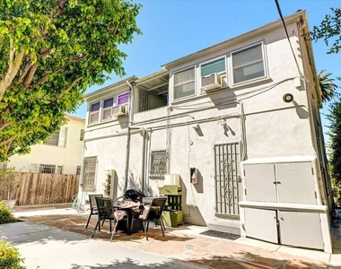 142 N Hamilton Drive - Photo Thumbnail 7