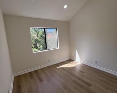 21900 Marylee Street - Photo Thumbnail 15