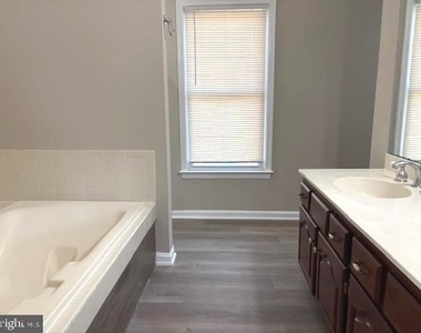 1018 Willowleaf Way - Photo Thumbnail 17