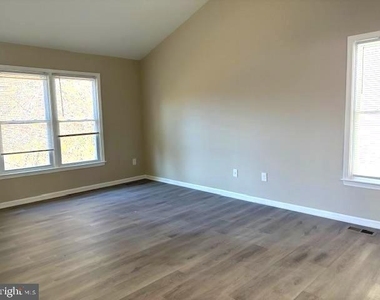 1018 Willowleaf Way - Photo Thumbnail 14