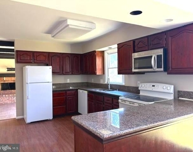 1018 Willowleaf Way - Photo Thumbnail 5
