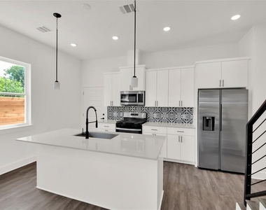 7603 Carver Ave - Photo Thumbnail 5