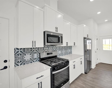 7603 Carver Ave - Photo Thumbnail 4