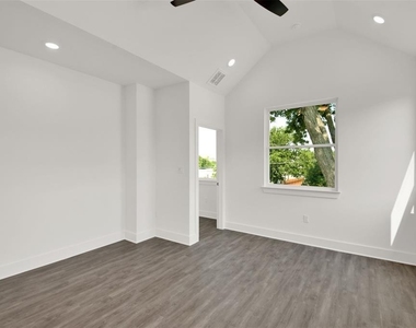 7603 Carver Ave - Photo Thumbnail 11