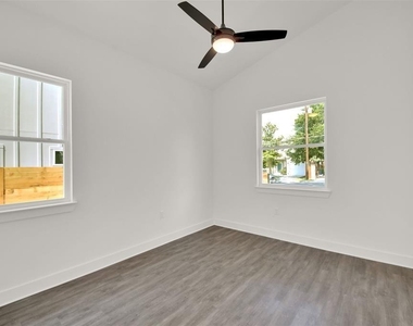 7603 Carver Ave - Photo Thumbnail 9
