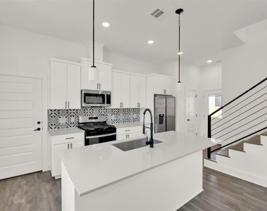 7603 Carver Ave - Photo Thumbnail 2