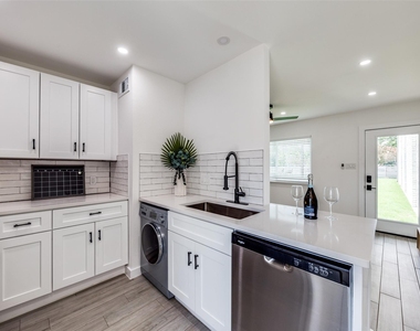 1200 E 52nd St - Photo Thumbnail 14