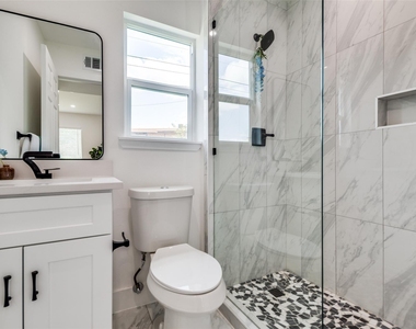 1200 E 52nd St - Photo Thumbnail 9