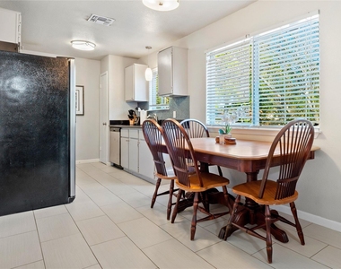 7203 Barnsdale Way - Photo Thumbnail 10