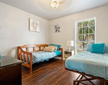 7203 Barnsdale Way - Photo Thumbnail 15