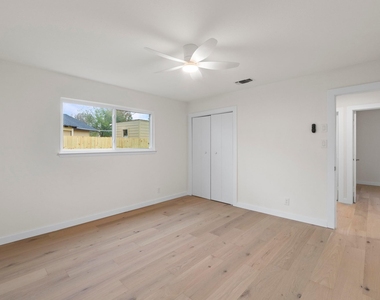 902 Warrington Dr - Photo Thumbnail 14