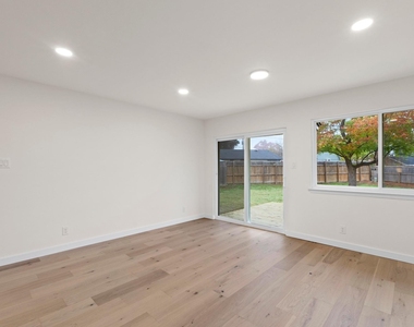 902 Warrington Dr - Photo Thumbnail 8