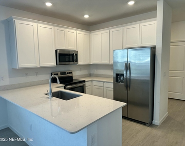 413 Rosemont Drive - Photo Thumbnail 6