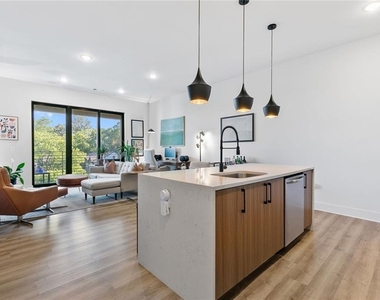 112 Rogers Street Ne - Photo Thumbnail 5