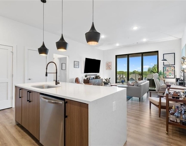 112 Rogers Street Ne - Photo Thumbnail 4