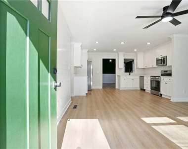 127 Perry Street - Photo Thumbnail 2