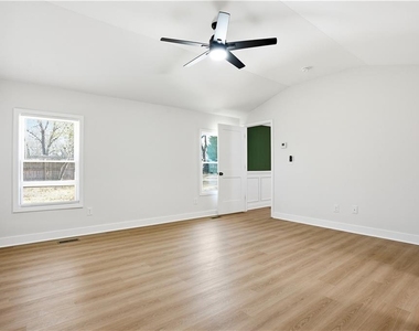 127 Perry Street - Photo Thumbnail 14