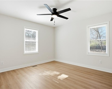 127 Perry Street - Photo Thumbnail 17