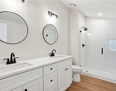 127 Perry Street - Photo Thumbnail 13