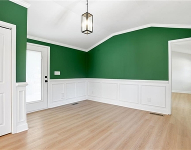 127 Perry Street - Photo Thumbnail 6