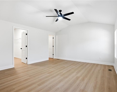 127 Perry Street - Photo Thumbnail 10