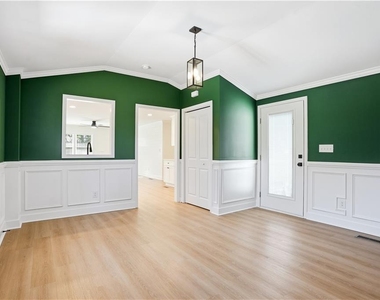 127 Perry Street - Photo Thumbnail 4