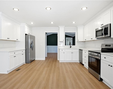 127 Perry Street - Photo Thumbnail 8
