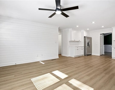 127 Perry Street - Photo Thumbnail 3