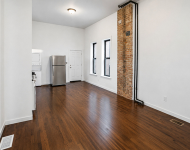8714 S Commercial Avenue - Photo Thumbnail 2
