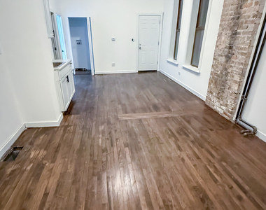 8714 S Commercial Avenue - Photo Thumbnail 6