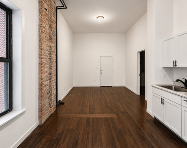 8714 S Commercial Avenue - Photo Thumbnail 3