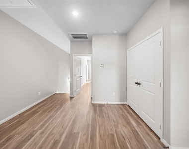 214 W Lewis Street - Photo Thumbnail 9