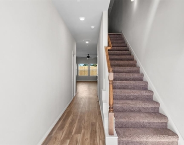214 W Lewis Street - Photo Thumbnail 1