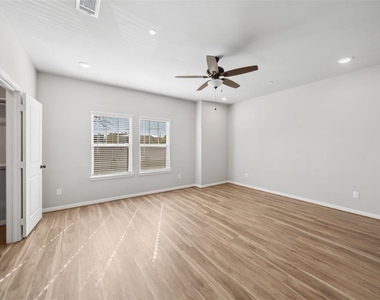 214 W Lewis Street - Photo Thumbnail 19