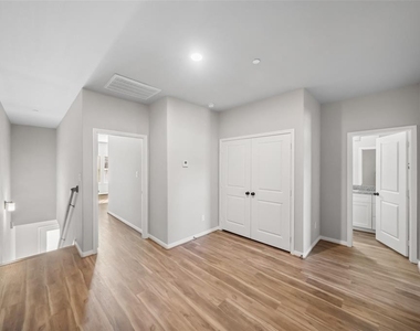 214 W Lewis Street - Photo Thumbnail 8