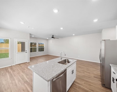 214 W Lewis Street - Photo Thumbnail 4