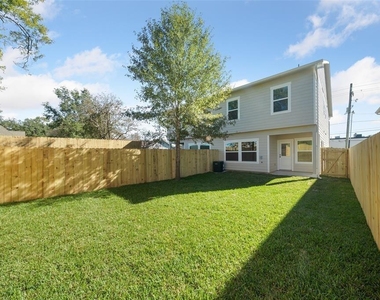 214 W Lewis Street - Photo Thumbnail 11