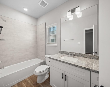 214 W Lewis Street - Photo Thumbnail 13