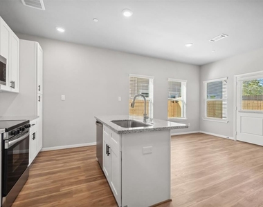 214 W Lewis Street - Photo Thumbnail 5
