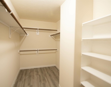 6239 Brenwood Circle - Photo Thumbnail 9